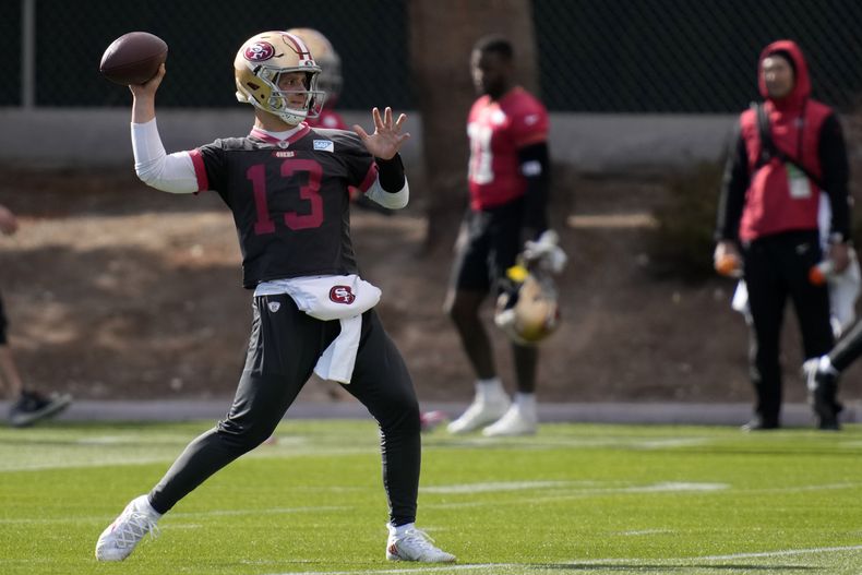 El quarterback Brock Purdy (13) de los 49ers de San Francisco lanza un pase durante un entrenamiento previo al Super Bowl, el miércoles 7 de febrero de 2024, en Las Vegas. (AP Foto/John Locher)