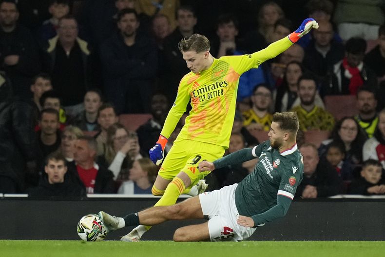 El arquero Jack Porter de Arsenal durante un lance contra John McAtee en el partido contra Bolton en la Copa de la Liga inglesa, el miércoles 25 de septiembre de 2024, en Bournemouth. (AP Foto/Kirsty Wigglesworth)