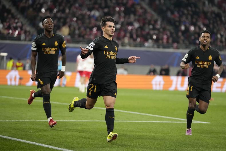 Brahim Díaz celebra tras marcar el gol del Real Madrid en la victoria 1-0 ante RB Leipzig en los octavos de final de la Liga de Campeones, el martes 13 de febrero de 2024 en Leipzig, Alemania. (AP Foto/Matthias Schrader)