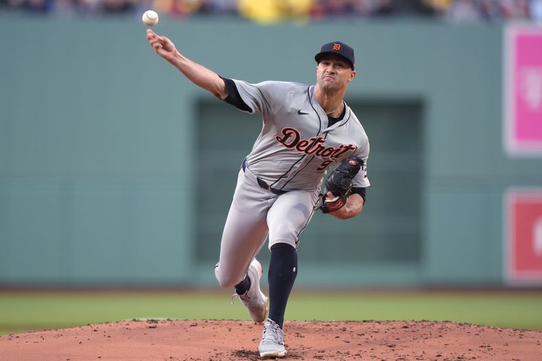 Jack Flaherty, de los Tigres de Detroit, hace un lanzamiento en el juego del jueves 30 de mayo de 2024, ante los Medias Rojas de Boston (AP Foto/Steven Senne)