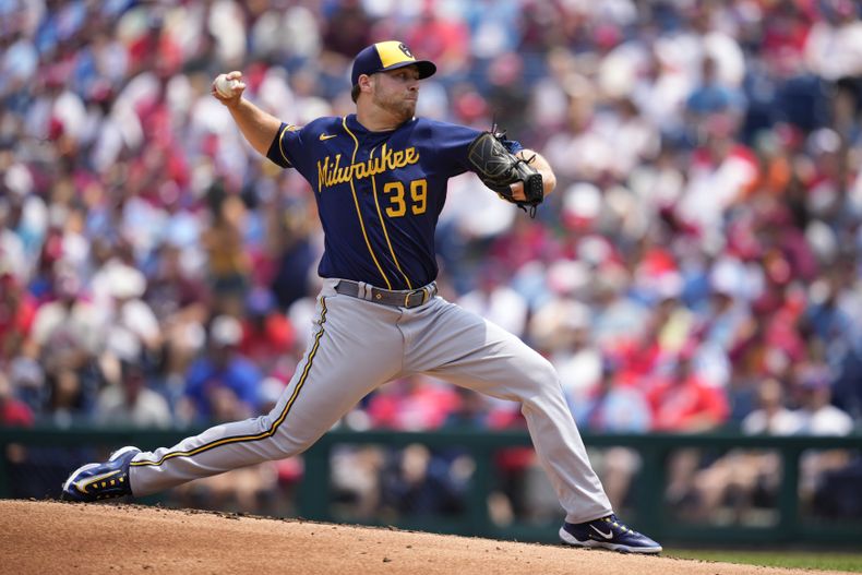 Corbin Burnes de los Cerveceros de Milwaukee lanza ante los Filis de Filadelfia, el jueves 20 de julio de 2023. (AP Foto/Matt Slocum)
