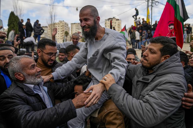 Prisioneros palestinos son recibidos por una multitud tras ser liberados de una prisión israelí luego de un acuerdo de cese del fuego con Israel, el sábado 25 de enero de 2025, en la ciudad cisjordana de Ramala. (AP Foto/Nasser Nasser)