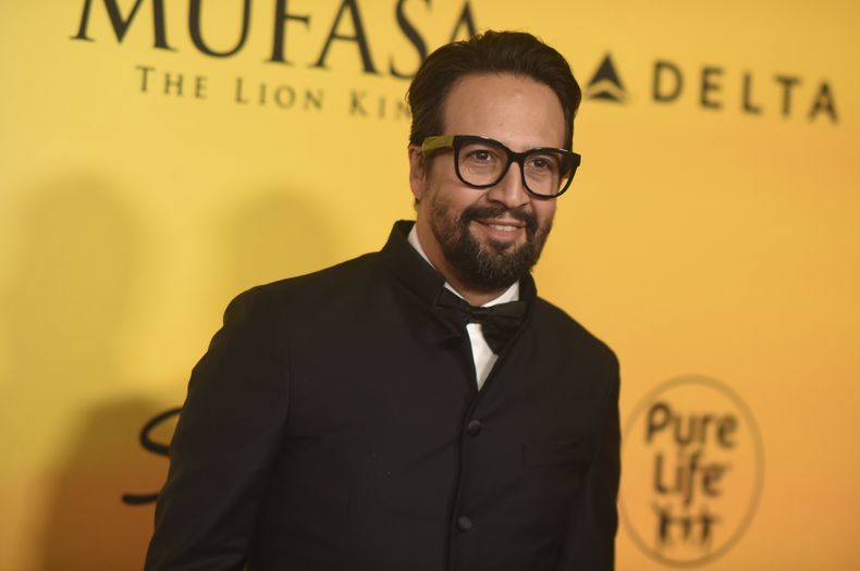 Lin-Manuel Miranda llega al estreno de Mufasa, El Rey León el lunes 9 de diciembre de 2024 en el Teatro Dolby de Los Ángeles. (Foto Richard Shotwell/Invision/AP)