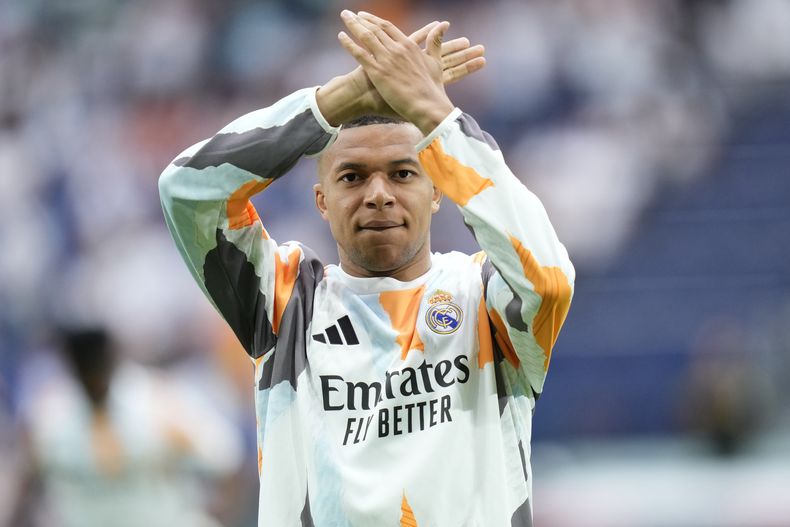 Kylian Mbappe del Real Madrid calienta antes del encuentro ante la Real Sociedad en la liga española el sábado 24 de mayo del 2025. (AP Foto/Cesar Cebolla)