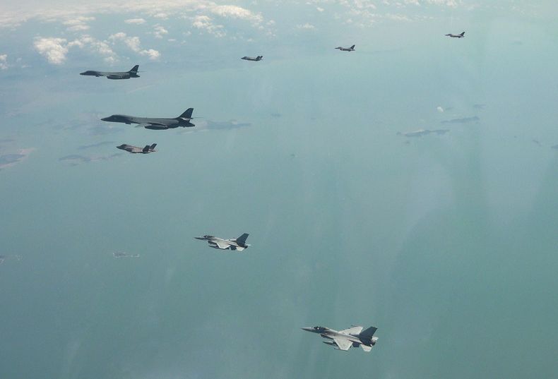 En esta imagen proporcionada por la Fuerza Aérea Surcoreana, dos bombarderos B-1B de la Fuerza Aérea estadounidense, arriba a la izquierda, sobrevuelan la península de Corea con cazas F-35A y F16 de la Fuerza Aérea surcoreana y aviones F-16 estadounidenses, en Corea del Sur, durante unas maniobras aéreas conjuntas de Seúl y Washington en un lugar no revelado de Coreea del Sur, el martes 15 de abril de 2025. (Fuerza Aérea de Corea del Sur via AP)