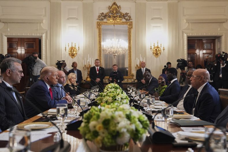El presidente de Estados Unidos, Donald Trump, habla en un almuerzo con líderes africanos, entre ellos, el presidente de Senegal, Bassirou Diomaye Faye, el presidente de Liberia, Joseph Nyuma Boakai, el presidente de Guinea-Bisáu Umaro Sissoco Embalö, el presidente de Mauritania, Mohamed Ould Ghazouani, y el presidente de Gabón, Brice Oligui Nguema, en el Comedor de Estado de la Casa Blanca, el miércoles 9 de julio de 2025, en Washington. (AP Foto/Evan Vucci)