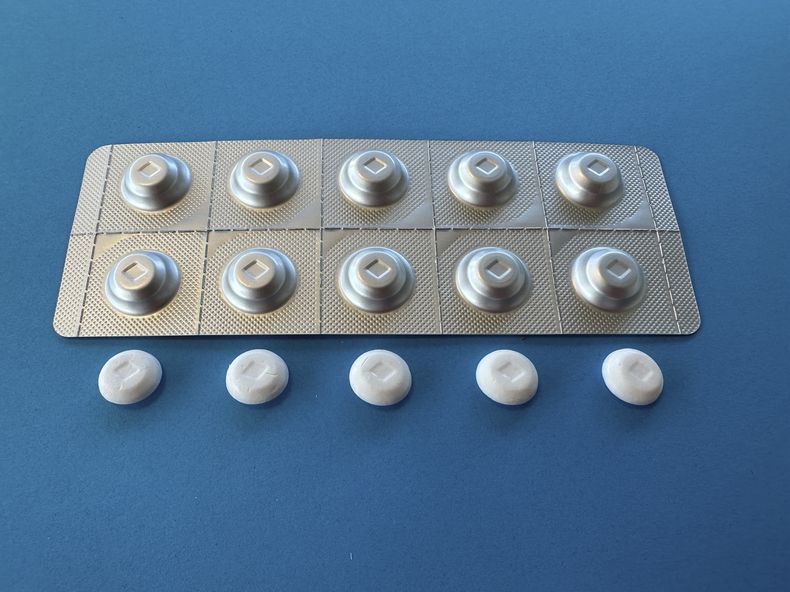 Foto difundida por Catalent que muestra las píldoras de LSD de Catalent-MindMed. (Catalent via AP)