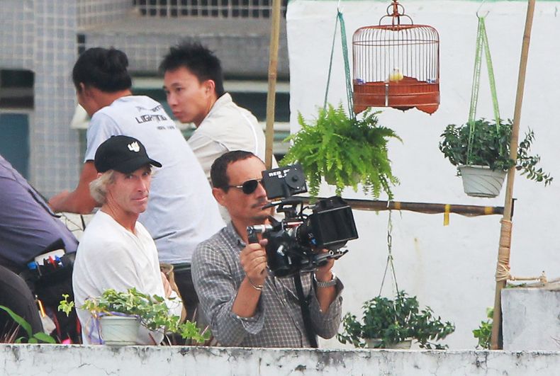 El director estadounidense Michael Bay, izqiuerda, ayuda a un camar&oacute;grafo en la filmaci&oacute;n de "Transformers Four" en Hong Kong el jueves 17 de octubre de 2013. Dos hombres fueron arrestados tras as altar a Bay mientras trabajaba en