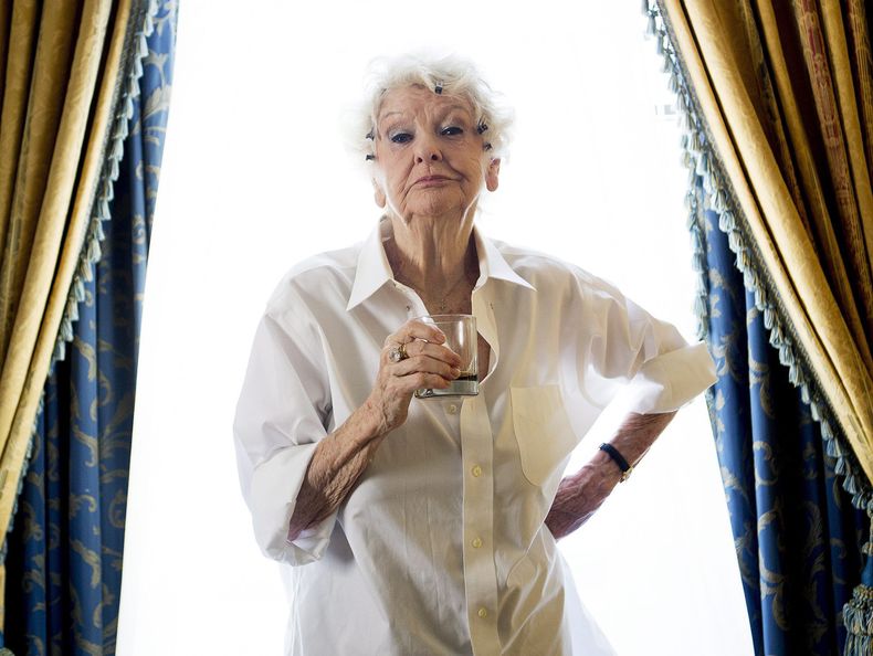 En esta foto del 11 de septiembre del 2012, la actriz Elaine Stritch posa durante el Festival de Cine de Toronto, en Toronto. Stritch, un &iacute;cono del teatro, muri&oacute; el jueves 17 de julio del 2014 en su casa en Birmingham, Michigan. Ten&iacute;a