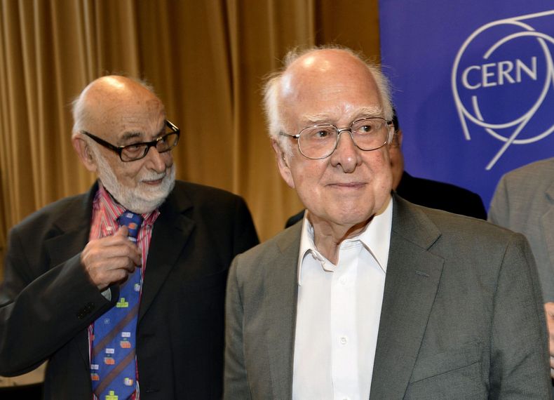 En esta foto del 4 de julio del 2012, los f&iacute;sicos Fran&ccedil;ois Englert, belga, izquierda, y Peter Higgs, brit&aacute;nico, concluyen una conferencia de prensa en los laboratorios CERN en Ginebra, Suiza. Ambos recibieron el Premio Nobel de f&iacu