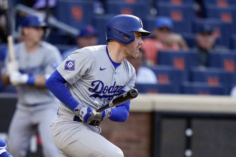 Freddie Freeman, de los Dodgers de Los Ángeles, pega un sencillo productor en el quinto acto del primer juego de una doble cartelera ante los Mets de Nueva York, el martes 28 de mayo de 2028 (AP Foto/Frank Franklin II)