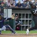 Tim Anderson, de los Medias Blancas de Chicago, batea un sencillo en el juego del sábado 29 de julio de 2023, ante los Guardianes de Cleveland (AP Foto/Erin Hooley)