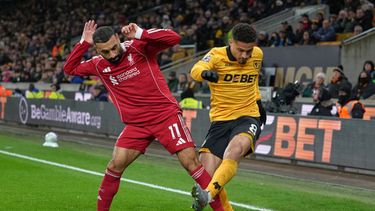 ARCHIVO - Foto del 3 de marzo del 2026, Joao Gomes del Wolverhampton le quita el balón a Mohamed Salah del Liverpool durante un encuentro de la Liga Premier. (AP Foto/Dave Shopland, Archivo)