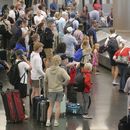 Vacacionistas esperan su equipaje tras arribar al Aeropuerto Internacional de Salt Lake City, el miércoles 3 de julio de 2024, en Salt Lake City. (AP Foto/Rick Bowmer)