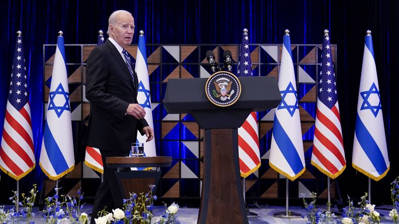 ARCHIVO - El presidente Joe Biden se dirige al podio para hablar sobre la guerra entre Israel y Hamás después de una reunión con el primer ministro israelí Benjamin Netanyahu, 18 de octubre de 2023 en Tel Aviv, Israel. (AP Foto/Evan Vucci, File)