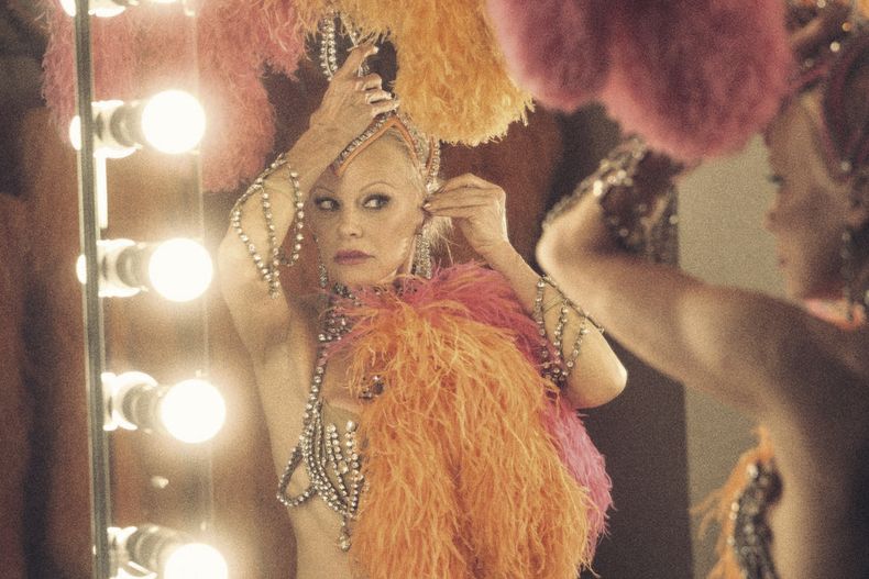 En esta imagen publicada por Roadside Attractions, Pamela Anderson en una escena de The Last Showgirl. (Zoey Grossman/Roadside Attractions via AP)