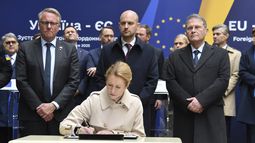 La alta representante de la Unión Europea para Asuntos Exteriores y Política de Seguridad, Kaja Kallas, firma un acuerdo para transferir a Ucrania una porción de las ganancias de los activos rusos congelados durante la reunión de ministros de Exteriores de Ucrania y de la Unión Europea en Leópolis, Ucrania, el viernes 9 de mayo de 2025. (AP Foto/Mykola Tys)