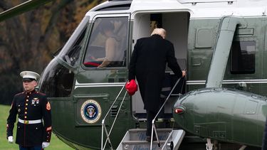 El presidente Donald Trump aborda el helicóptero Marine One, en el Prado Sur de la Casa Blanca, el sábado 22 de noviembre de 2025, con destino a la Base Conjunta Andrews (AP Foto/Jose Luis Magaña)