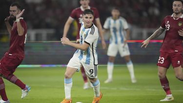 El delantero argentino Julián Álvarez durante el partido amistoso contra Indonesia, el lunes 19 de junio de 2023, en Yakarta. (AP Foto/Achmad Ibrahim)