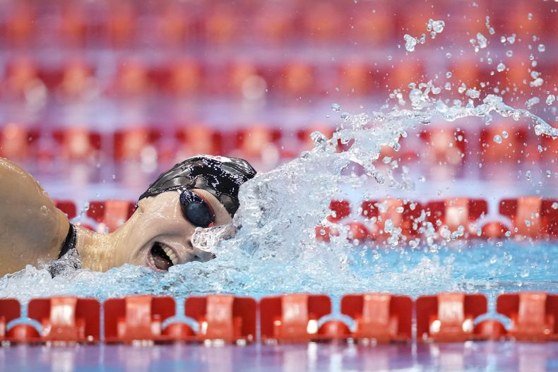 Katie Ledecky compite en los 1.500 metros libre del Mundial de natación, el 25 de julio de 2023, en Fukuoka, Japón. (AP Foto/Eugene Hoshiko)