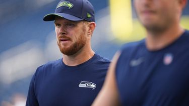 El QB de los Seahawks de Seattle, Sam Darnold (izquierda), camina por el campo durante el calentamiento previo a un partido de la NFL contra los Patriots de Nueva Inglaterra el miércoles 9 de septiembre de 2026, en Seattle. (Foto AP/Lindsey Wasson)