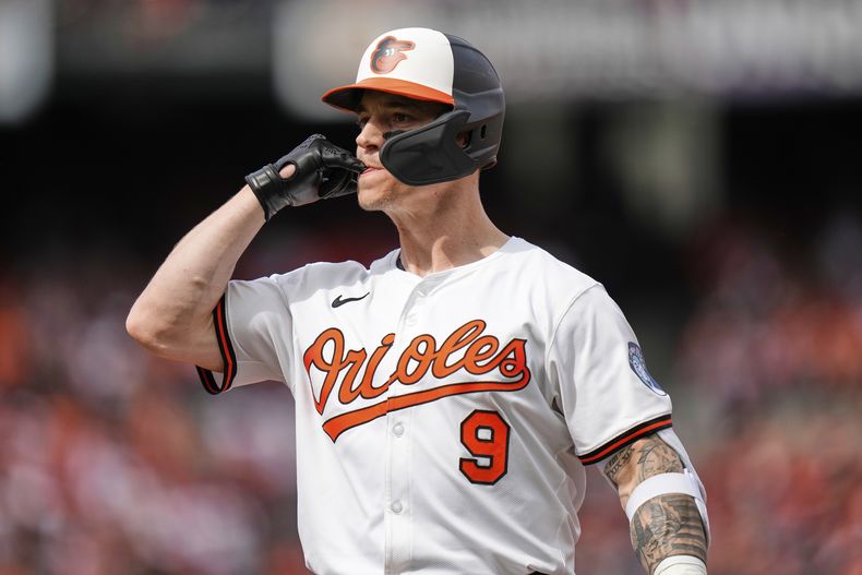 Tyler ONeill, de los Orioles de Baltimore, celebra después de batear un sencillo productor durante la primera entrada del día inaugural en su estadio frente a Medias Rojas de Boston, el lunes 31 de marzo de 2025, en Baltimore. (AP Foto/Stephanie Scarbrough)