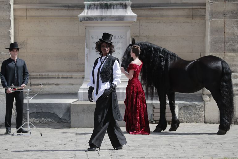 Desfiles dramáticos, caballos y brillo en moda de París