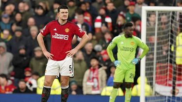 Harry Maguire y el portero Andre Onan, de Manchester United, reaccionan después de un gol de Fulham durante el partido de fútbol de la Liga Premier entre Manchester United y Fulham en el estadio Old Trafford, en Manchester, el sábado 24 de febrero de 2024. (AP Foto/Dave Thompson)