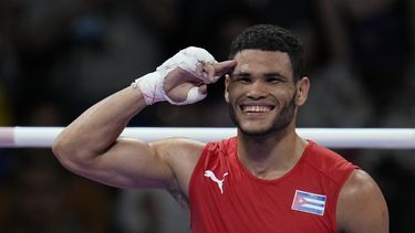 El cubano Erislandy Álvarez celebra su victoria ante el tailandés Bunjong Sinsiri en los cuartos de final del boxeo de los Juegos Olímpicos de París, el jueves 1 de agosto de 2024, en Villepinte, Francia. (AP Foto/Ariana Cubillos)