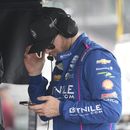 Conor Daly observa su teléfono durante una sesión de entrenamiento antes delas 500 Millas de Indianápolis el viernes 19 de mayo del 2023. (AP Foto/Darron Cummings)