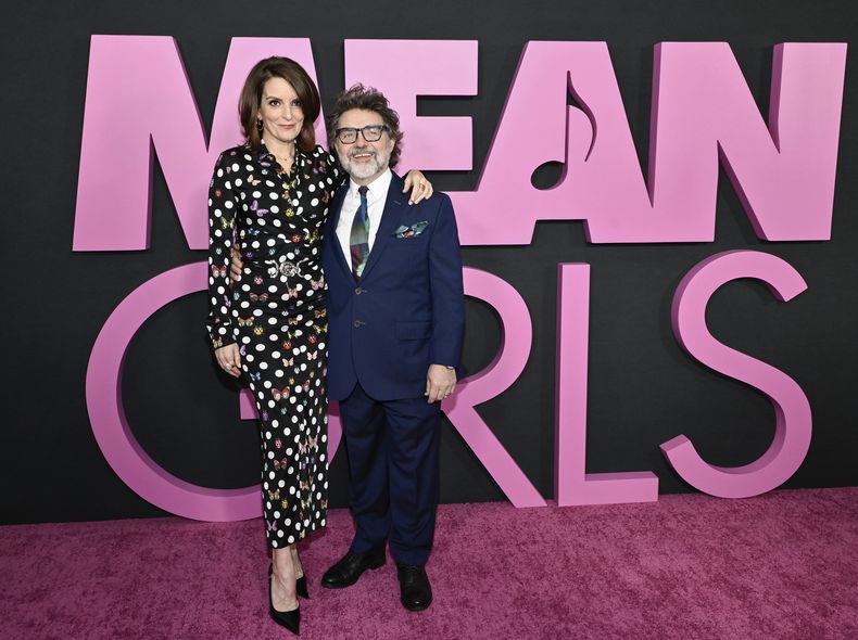 La guionista, actriz y productora Tina Fey, izquierda, y el productor ejecutivo Jeff Richmond asisten al estreno mundial de Mean Girls en el cine AMC Lincoln Square el lunes 8 de enero de 2024, en Nueva York. (Evan Agostini/Invision/AP)