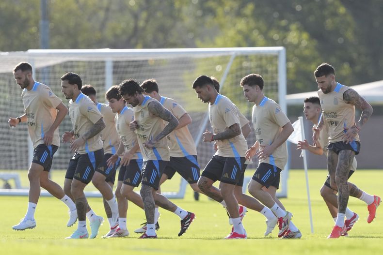 Los jugadores de Argentina se entrenan con vistas al partido contra Uruguay por las eliminatorias para el Mundial 2026, en Buenos Aires, el martes 18 marzo de 2025. (AP Foto/Natacha Pisarenko)