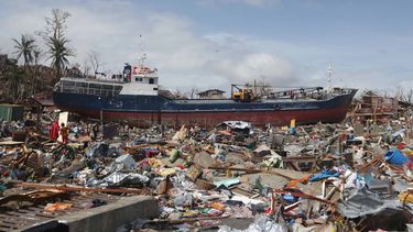 americateve | Una embarcaci&oacute;n grande fue arrojada del mar hacia numerosas casas que resultaron fueron destruidas durante el tif&oacute;n Haiyan, en la ciudad de Tacloban, provincia de Leyte, en el centro de Filipinas, seg&uacute;n imagen del domingo 10 de noviem