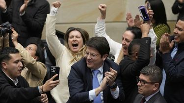 ARCHIVO - Miguel Uribe Turbay, al centro, con corbata azul, senador colombiano y candidato presidencial por el partido derechista Centro Democrático, celebra tras votar en contra de un referéndum de reforma laboral propuesto por el gobierno, el 14 de mayo de 2025, en Bogotá. Uribe falleció el lunes 11 de agosto de 2025, luego de haber sido víctima de un atentado y estar hospitalizado. (AP Foto/Fernando Vergara, archivo)