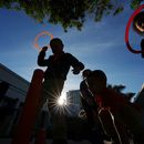 ARCHIVO – Varios niños juegan después del horario de clases en el programa Head Start en Easterseals South Florida, el 29 de enero de 2025, en Miami. (AP Foto/Rebecca Blackwell, Archivo)