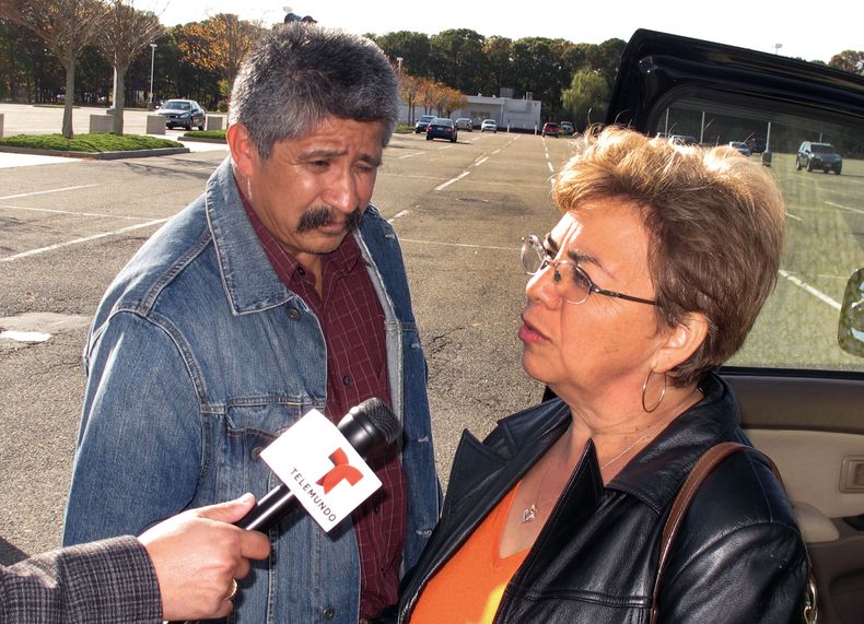 Sandra y Alvaro Zea hablan con los reporteros afuera de la Corte Federal de Distrito en Central Islip, Nueva York, tras el arraigo de su hijo Marcos Alonso Zea, de 25 a&ntilde;os, el viernes 18 de octubre de 2013. Marcos Alonso Zea, nacido en Estados Unid