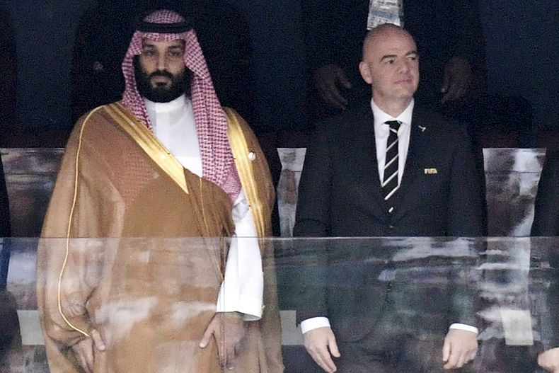 ARCHIVO - Foto del 14 de junio del 2018, el príncipe saudí Mohamed bin Salmán posa con el presidente de la FIFA Gianni Infantino en el duelo entre Rusia y Arabia Saudí del Mundial. (Alexei Nikolsky, Sputnik, Kremlin Pool Photo via AP, Archivo)