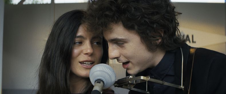 Esta imagen proporcionada por Searchlight Pictures muestra a Timothée Chalamet en una escena de A Complete Unknown. (Macall Polay/Searchlight Pictures via AP)