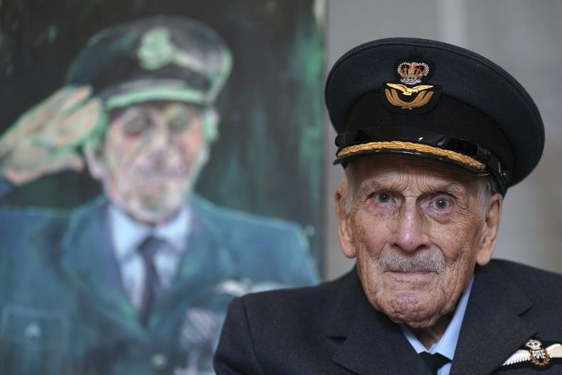 ARCHIVO - El último piloto de la Batalla de Inglaterra, el capitán John Paddy Hemingway, celebra su 105 cumpleaños en la embajada británica en Dublín, Irlanda, el 17 de julio de 2024. (Brian Lawless/PA vía AP, archivo)