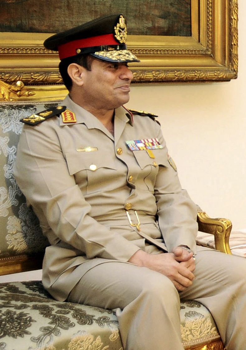 Foto del lunes 13 de agosto del 2012 del ministro de Defensa egipcio Abdul Fat&aacute; el-Sisi reunido con el presidente Mohamed Morsi, que no aparece, en El Cairo. Egipto. (Foto AP/Presidencia Egipcia)