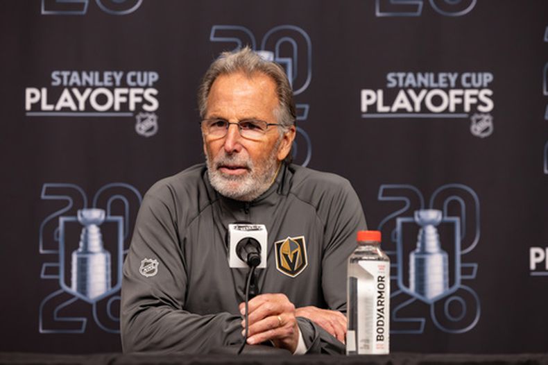 John Tortorella, entrenador de los Golden Knights de Las Vegas, habla tras el sexto partido de la primera ronda de los playoffs de la NHL ante el Mammoth de Utah, el viernes 1 de mayo de 2026 (AP Foto/Melissa Majchrzak)