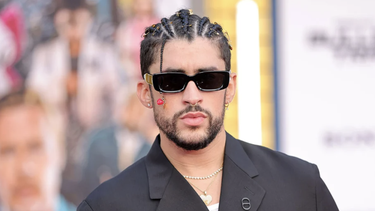 bad bunny le dio un susto a una fanatica que lo grababa con el celular (video)