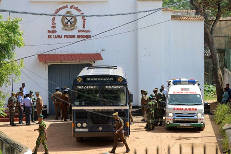 Personal de seguridad monta guardia en el recinto de una prisión donde el domingo se produjeron enfrentamientos mortales, en Negombo, a 35 kilómetros (22 millas) al norte de la capital, Colombo (Sri Lanka), el lunes 6 de julio de 2026. (Foto AP)
