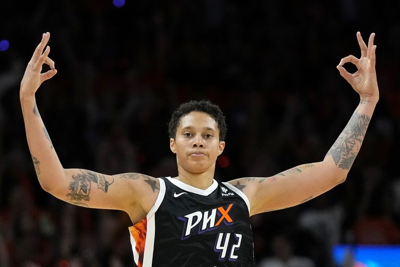 Brittney Griner (42), del Mercury de Phoenix, celebra un triple en contra del Sky de Chicago durante la segunda mitad del juego de baloncesto de la WNBA, el domingo 21 de mayo de 2023, en Phoenix. (AP Foto/Ross D. Franklin)