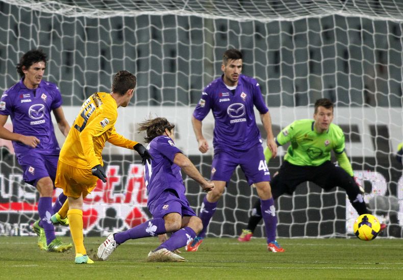 Jorginho, del Verona, anota un gol en el juego contra el Fiorentina celebrado el lunes 2 de diciembre de 2013. (Foto de AP/Fabrizio Giovannozzi)