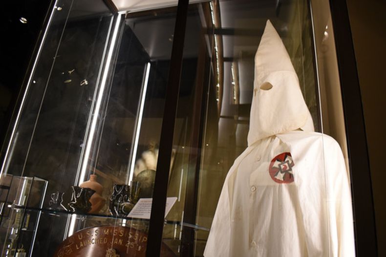 Un traje usado por el grupo racista Ku Klux Klan en el Museo de Historia de Mississippi, en Jackson, Mississippi, el 27 de marzo del 2026. (AP foto/Sophie Bates)