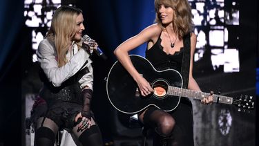 taylor swift es la artista del ano en premios iheartradio