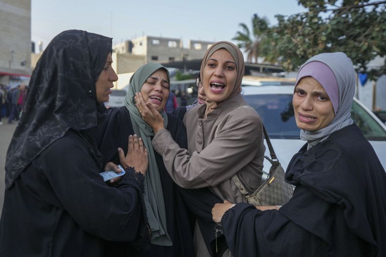 Mujeres palestinas tras un ataque israelí en el Hospital Mártires Al-Aqsa en Deir al-Balah, Franja de Gaza, el 8 de diciembre del 2024. (Foto AP/Abdel Kareem Hana)