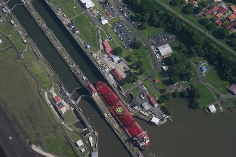 Un barco transita por las esclusas de Pedro Miguel del Canal de Panamá, en la ciudad de Panamá, el viernes 14 de agosto de 2026. (AP Foto/Matías Delacroix)