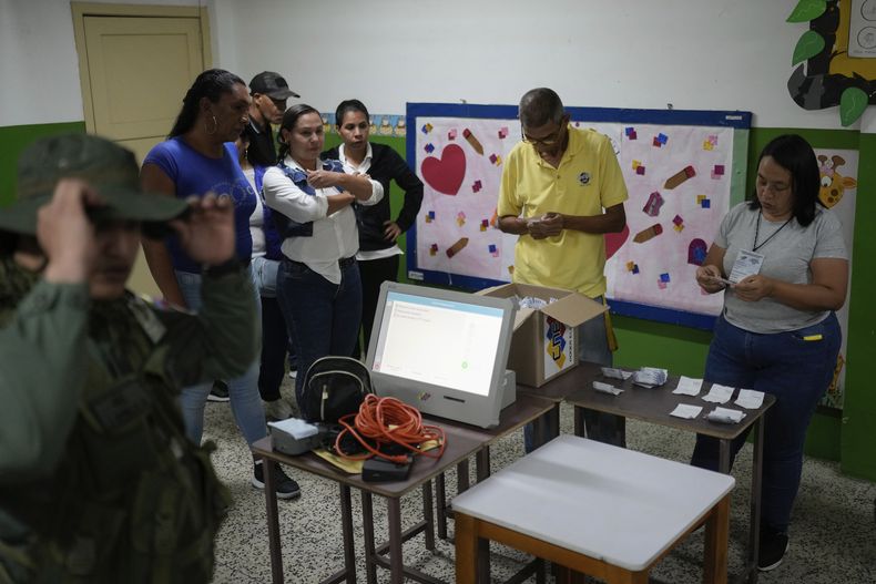 Funcionarios electorales en el conteo de votos de las elecciones presidenciales en Caracas, Venezuela, el domingo 28 de julio de 2024. (AP Foto/Matías Delacroix)